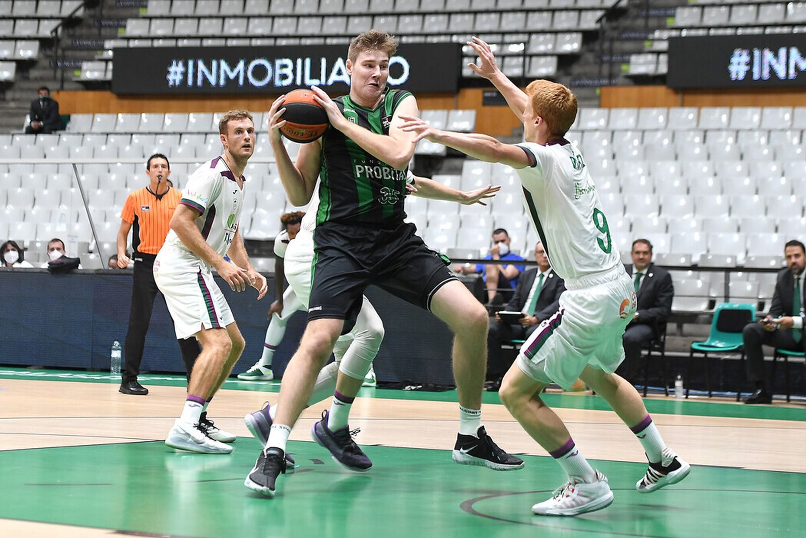 El Unicaja pierde un rebote.