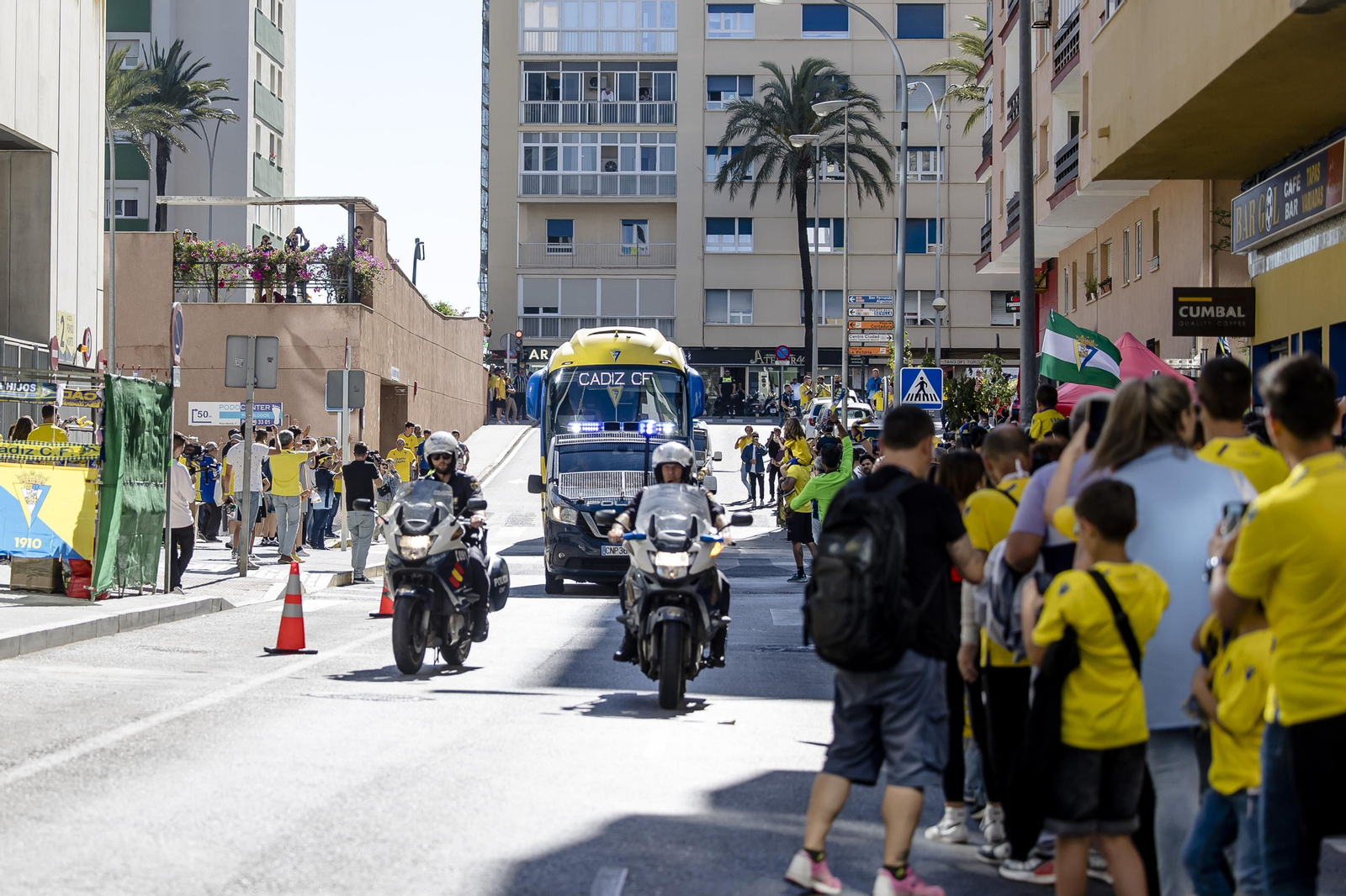 Aficionados del Cádiz a la llegada del autobús del equipo al estadio.