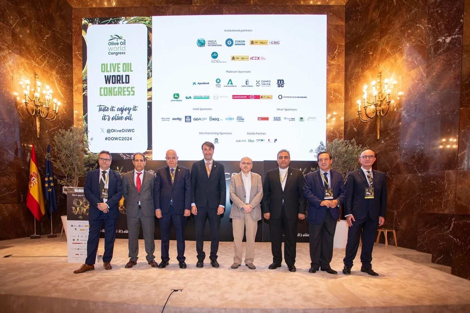 Presentación del "Olive Oil World Congress" y foto de familia de la inauguración.