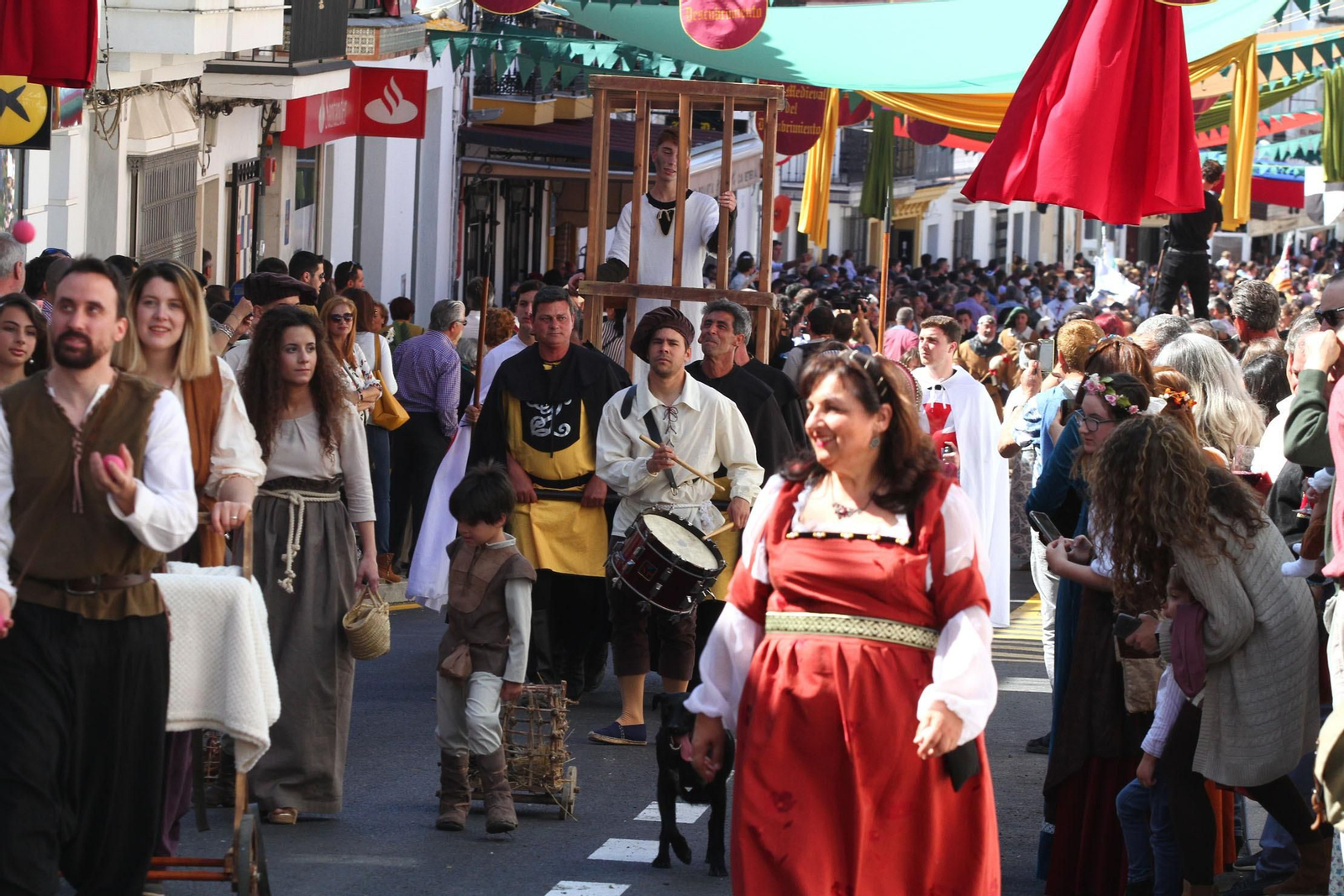 Imágenes del desfile de la XIX Feria Medieval del Descubrimiento, en Palos de la Frontera