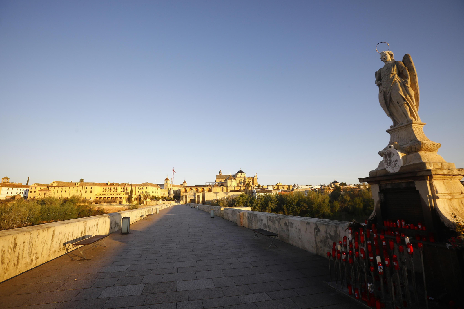 El Puente Romano, desierto con la Mezquita al fondo.