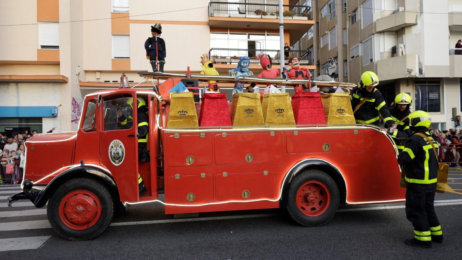 Los Bomberos en un camión histórico, en la Cabalgata de Reyes Magos de Cádiz.