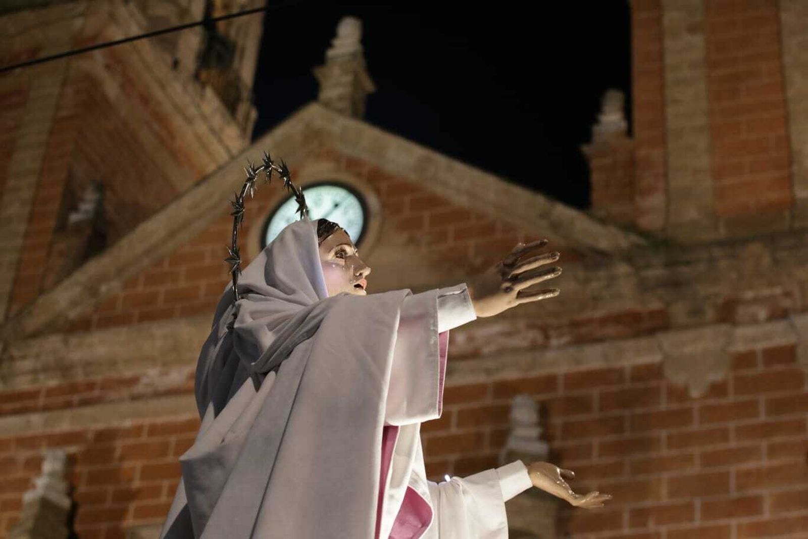 La Virgen del Rosario sale de la Iglesia Mayor.