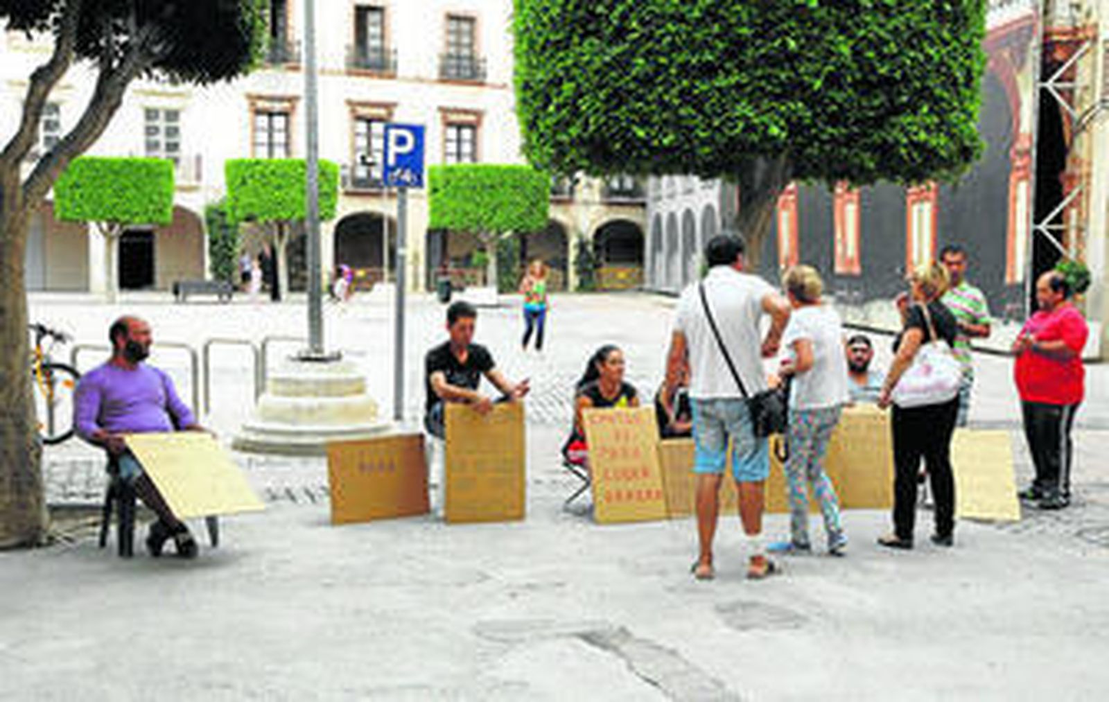 Los parados de La Chanca-Pescadería, tras las limitaciones de la Audiencia Pública,  decidieron llevar su protesta fuera del Pleno, en la Plaza Vieja.