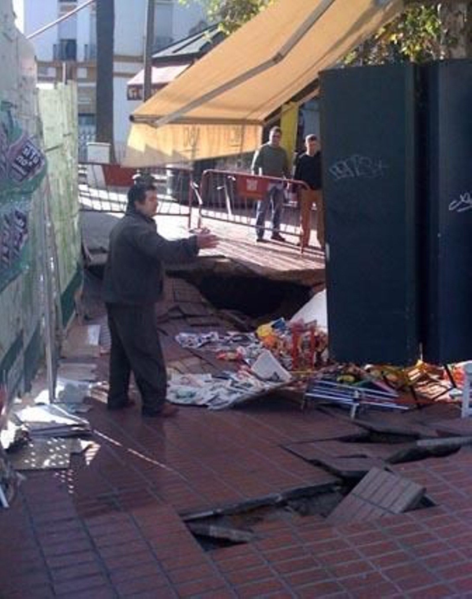 El Ayuntamiento reubicará de "inmediato" los quioscos e indemnizará al hundido