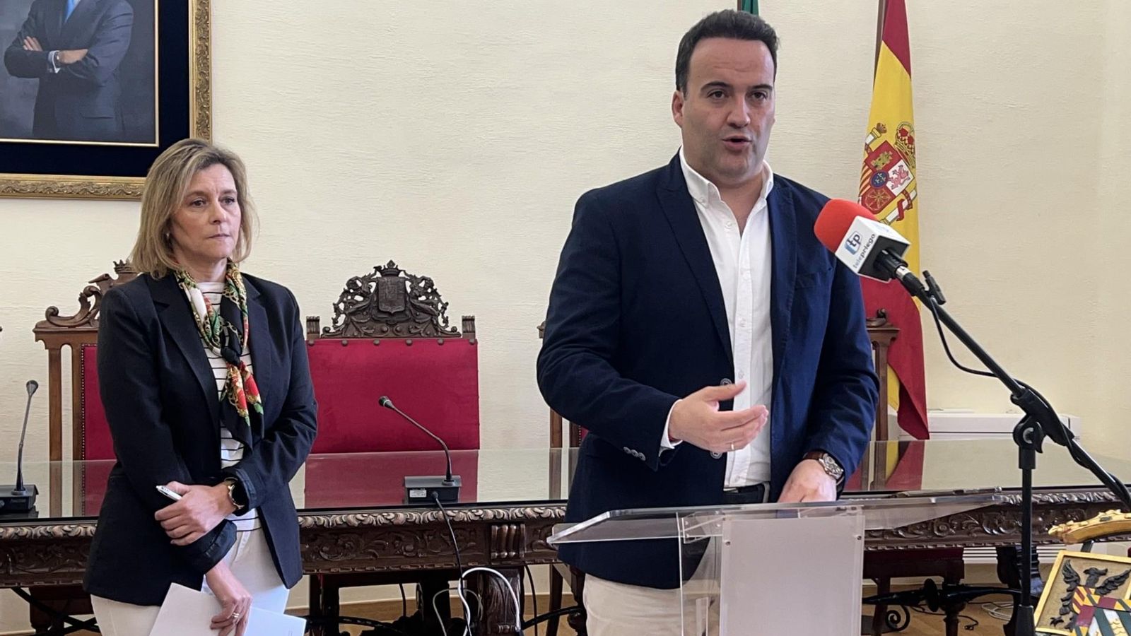Juan Ramón Valdivia e Inés Mérida, durante la presentación de la oferta de empleo público.