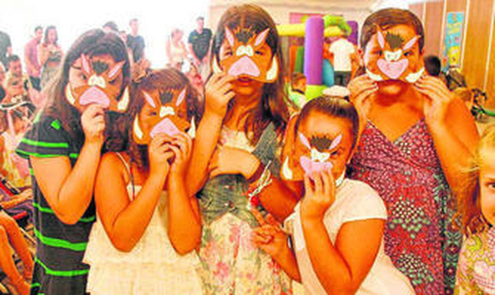 Las máscaras inundaron de colorido la Caseta Infantil del recinto.