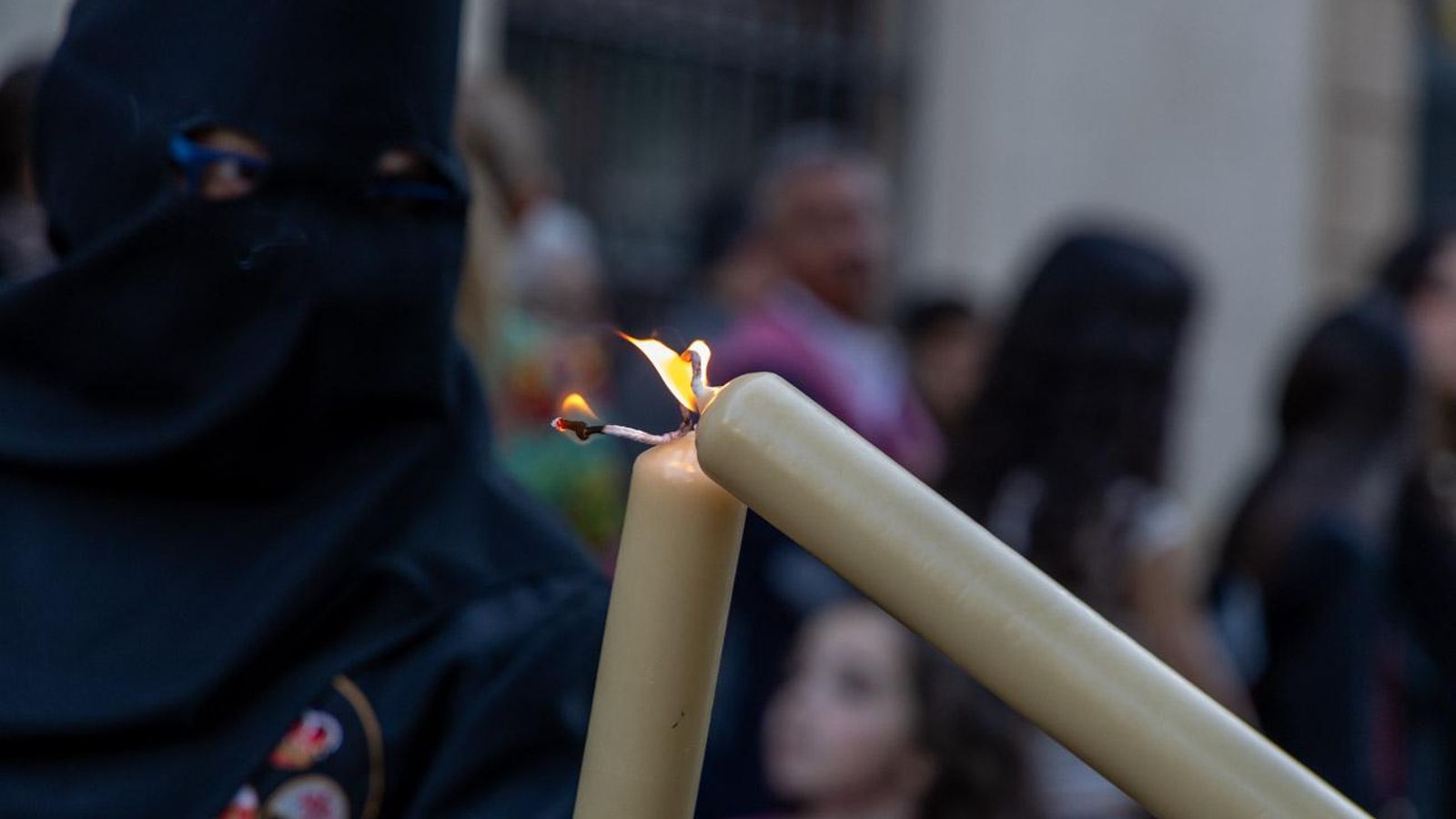 Luto y duelo en la noche del Viernes Santo, en imágenes
