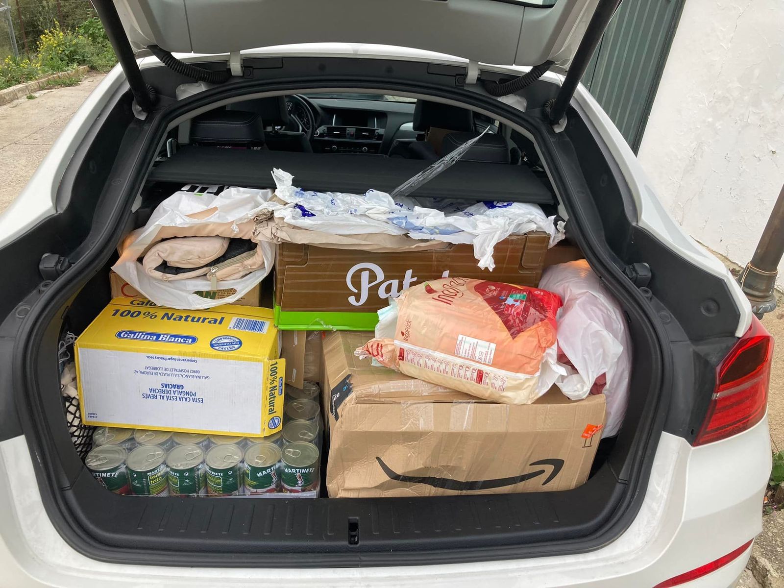 Un maletero cargado con material para la caravana solidaria.