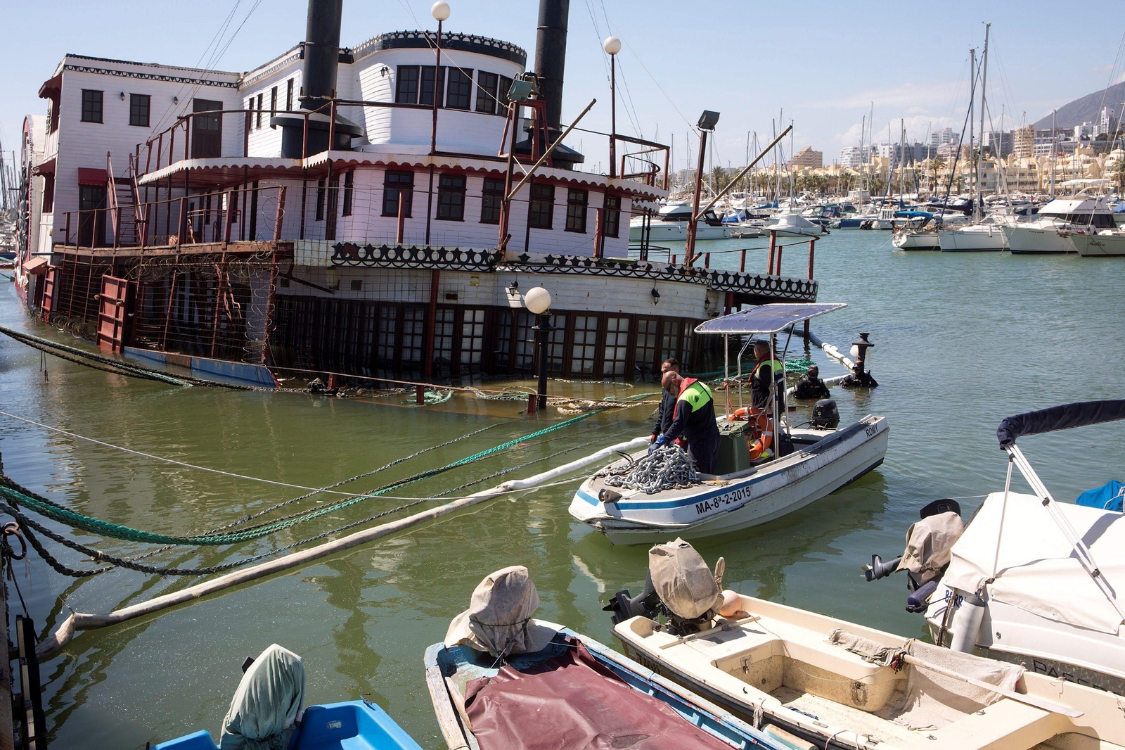 Varios operarios y buzos trabajando en el anclaje de una barrera protectora alrededor del barco de vapor 'Mississippi Willow ' tras su hundimiento en 2019. Varios operarios y buzos trabajando en el anclaje de una barrera protectora alrededor del barco de vapor 'Mississippi Willow ' tras su hundimiento en 2019.
