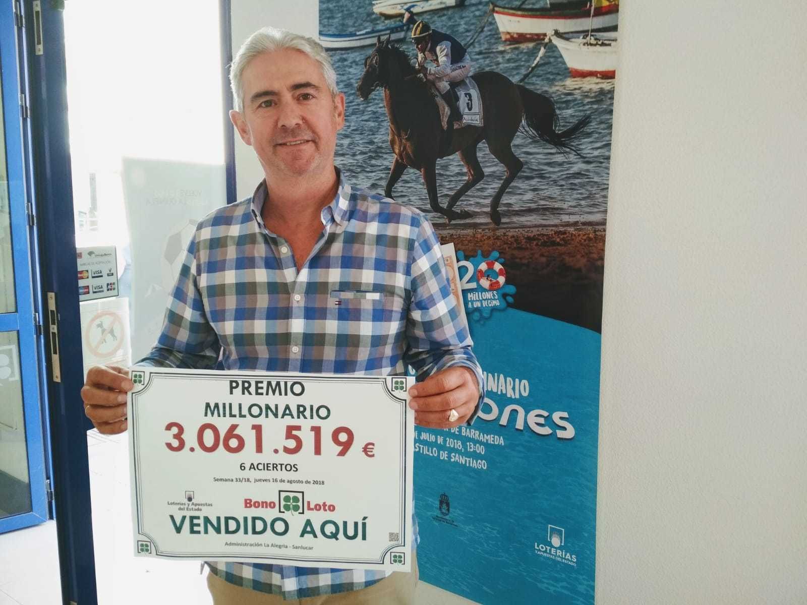 Manuel Calvo, responsable de la administración de loterías donde se selló el boleto premiado.