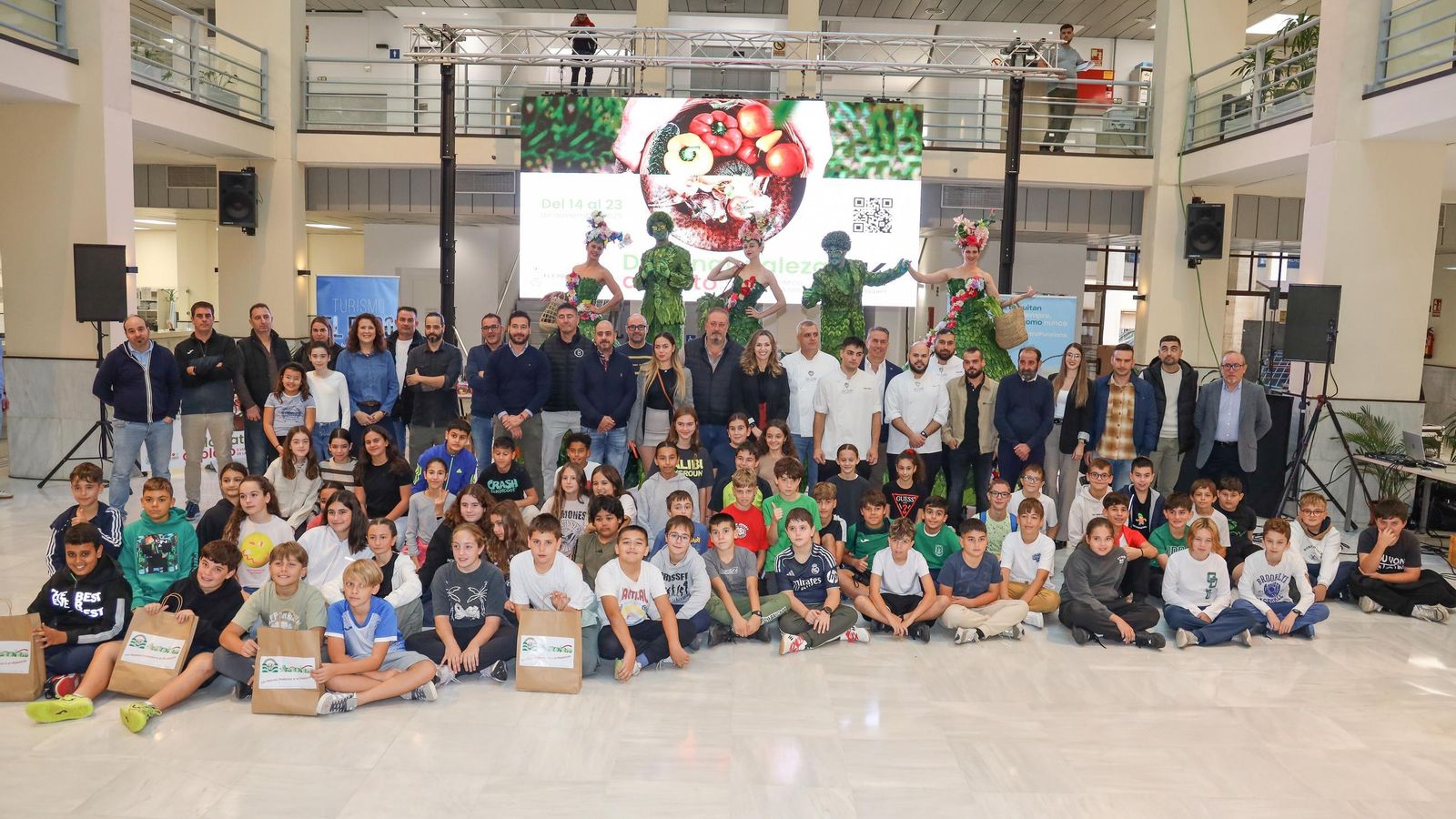 Foto de familia en la inaguración del II Viaje Gastronómico de El Ejido.