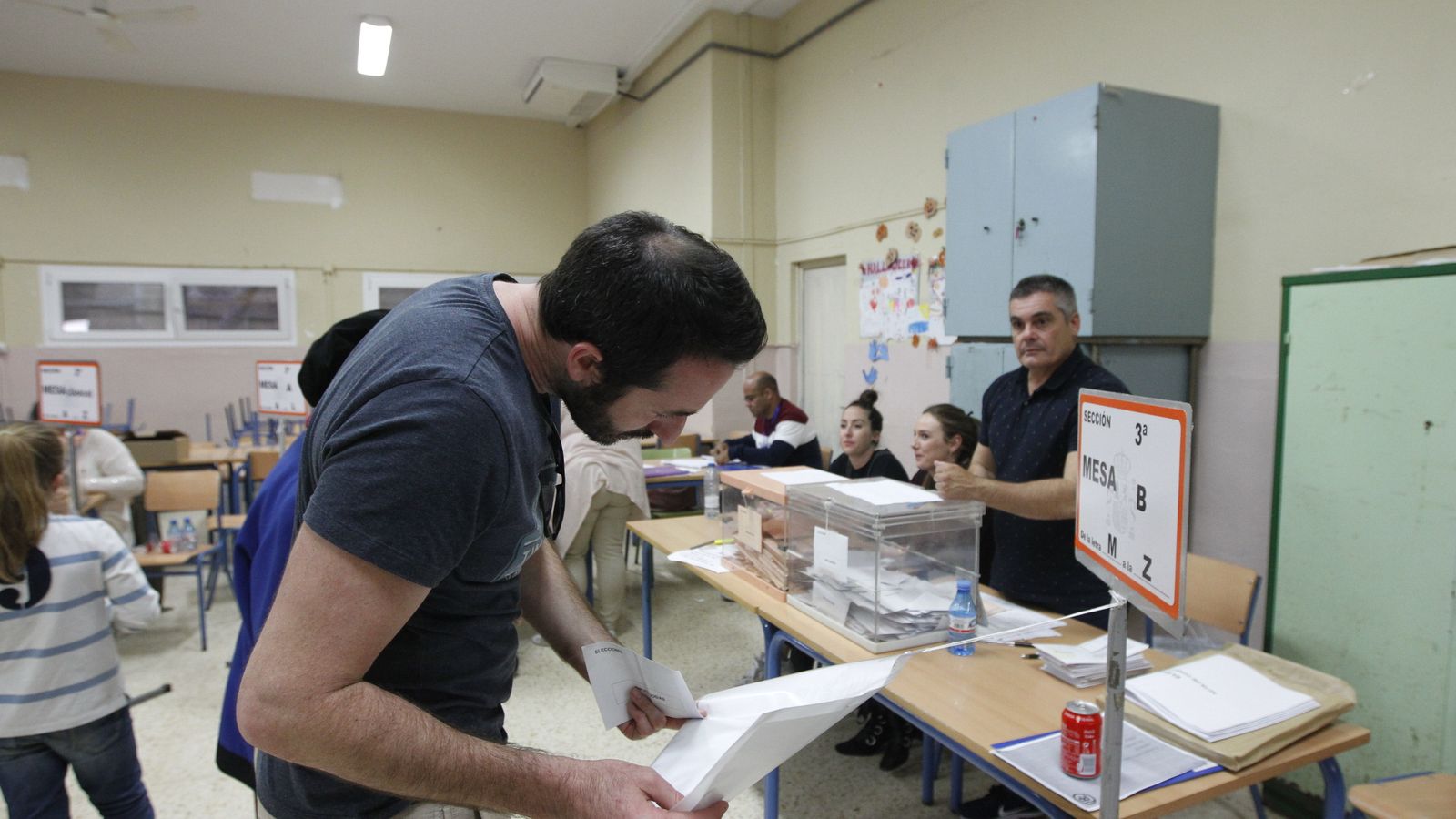 Uno de los electores comprueba su calle en el listado