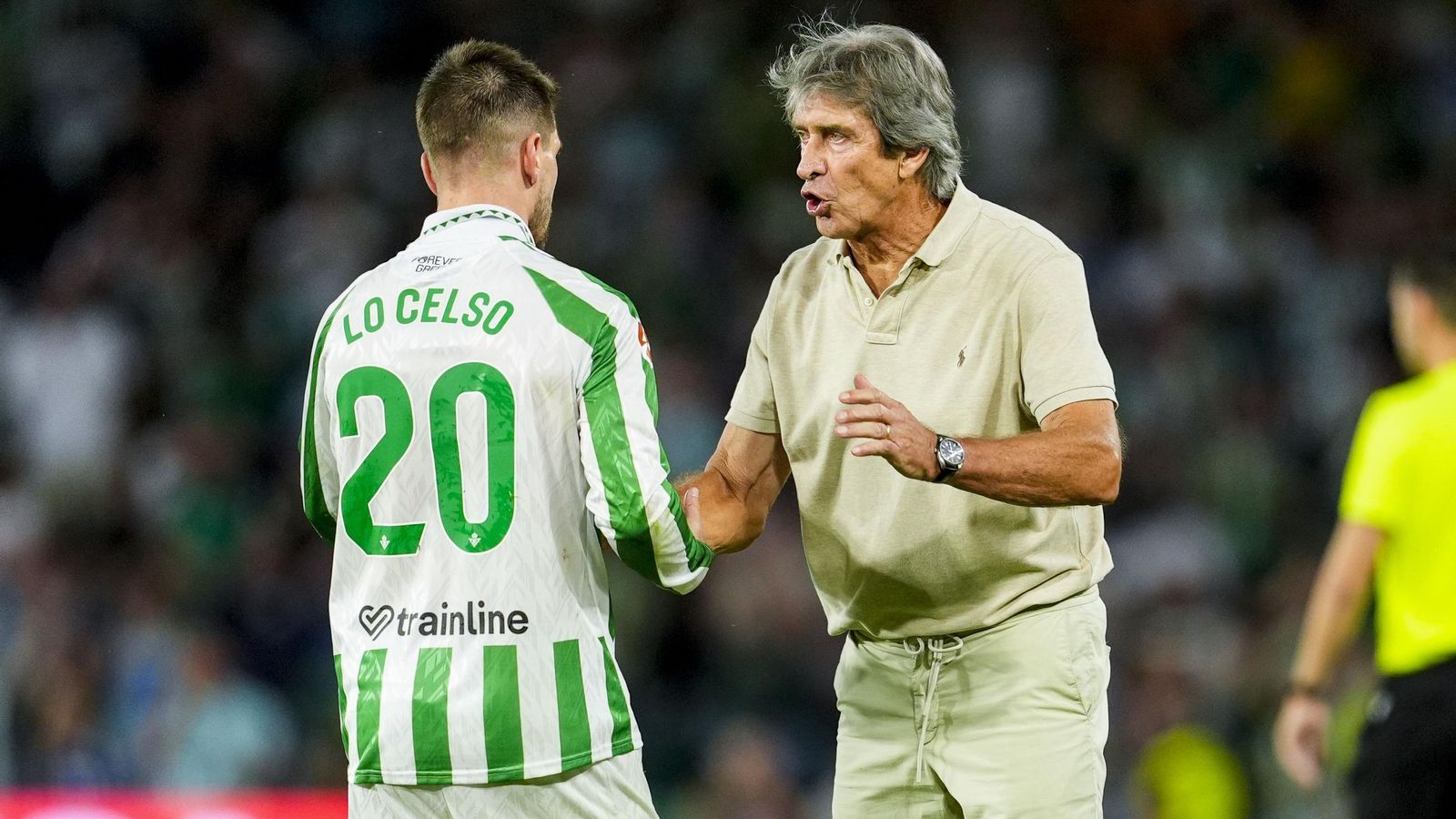 Pellegrini da instrucciones a Lo Celso en un encuentro de la pasada Liga.