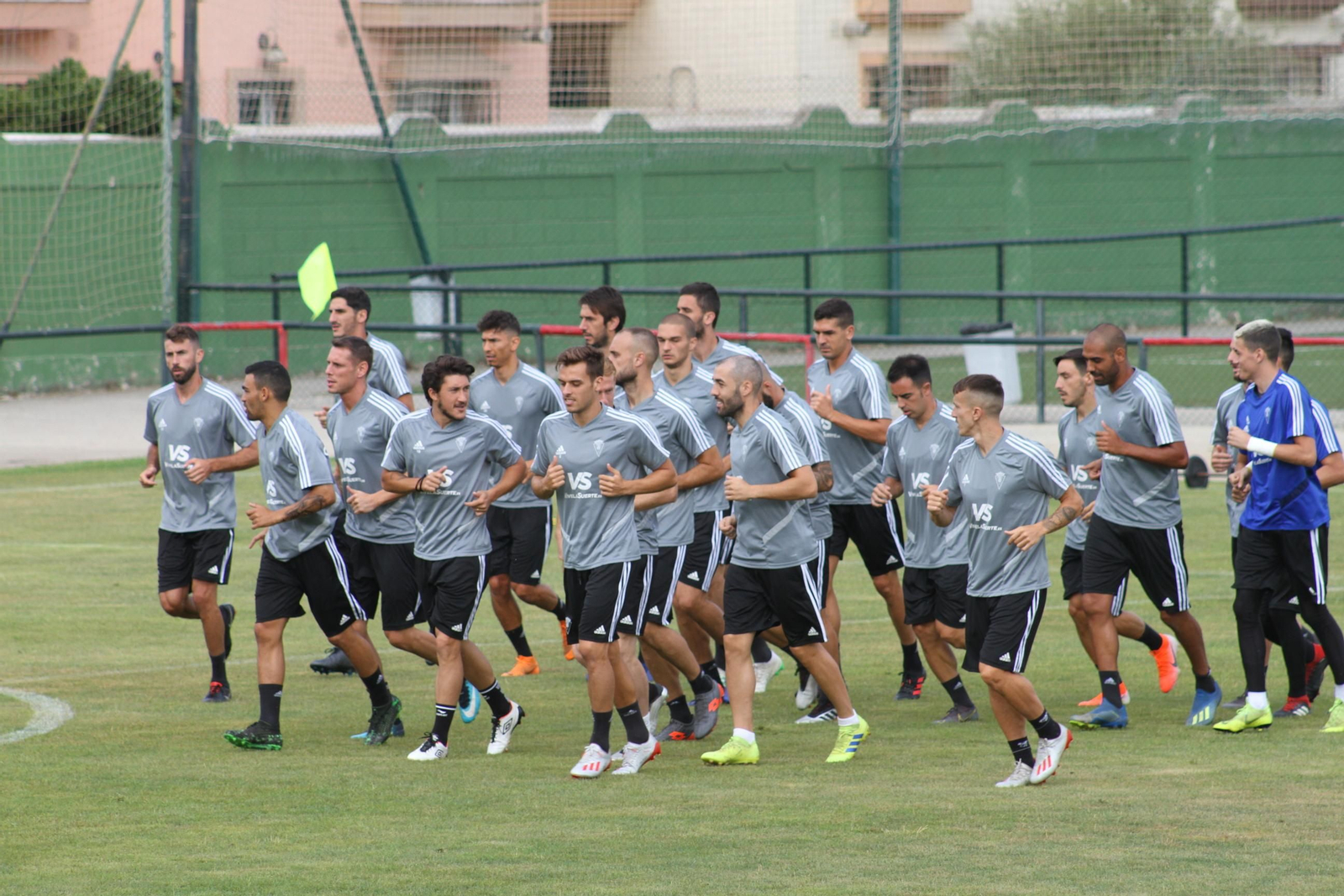 Los jugadores del Cádiz realizan carrera continua en el campo de entrenamiento de Benalup.