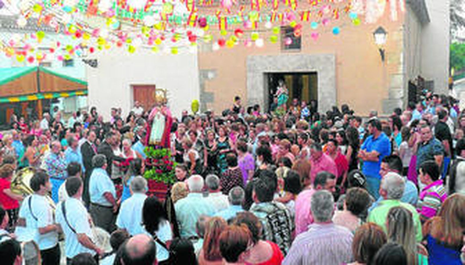 La procesión de Fines con multitud de vecinos.