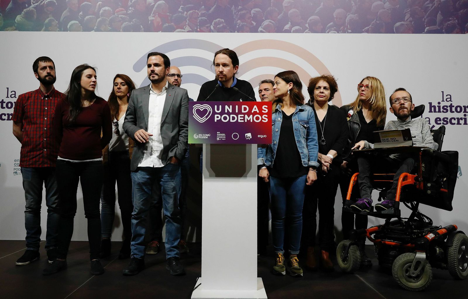 El candidato de Unidas Podemos, Pablo Iglesias,  junto al coordinador federal de IU, Alberto Garzón, su número dos, Irene Montero (izda.), Pablo Echenique y otros  y otros candidatos, este domingo por la noche.