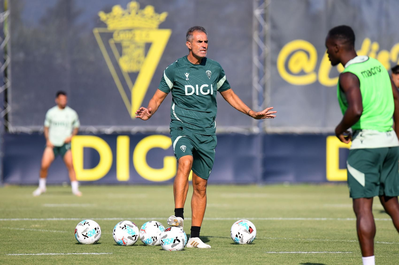 Garitano necesita soluciones para poder hacer su primera alineación.
