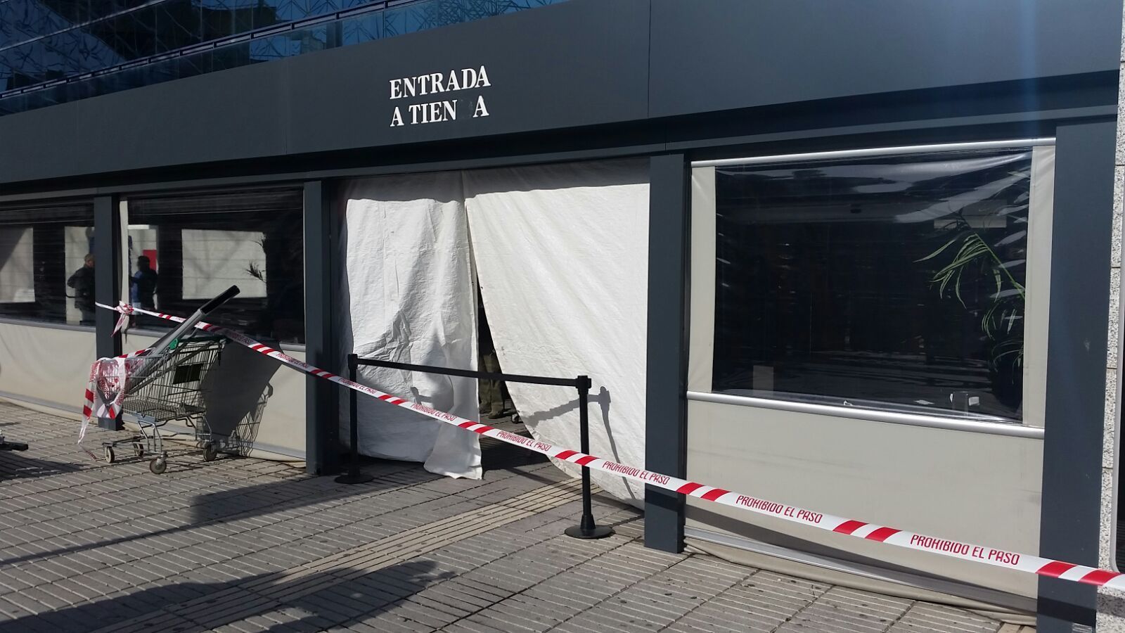 Zona por la que accedieron los ladrones al centro comercial