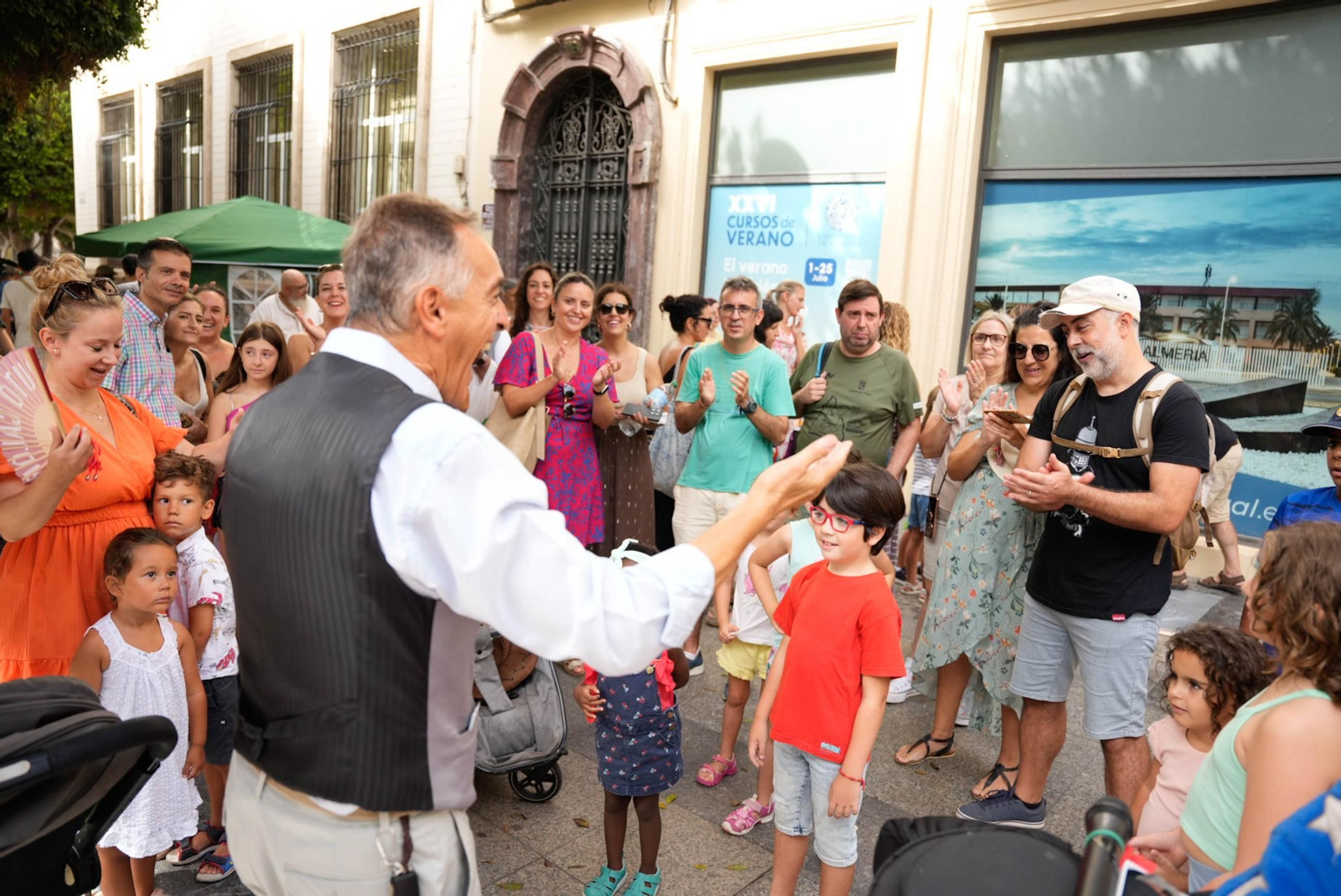 Las mejores imágenes del espectáculo de magia en la calle de la Feria de Almería