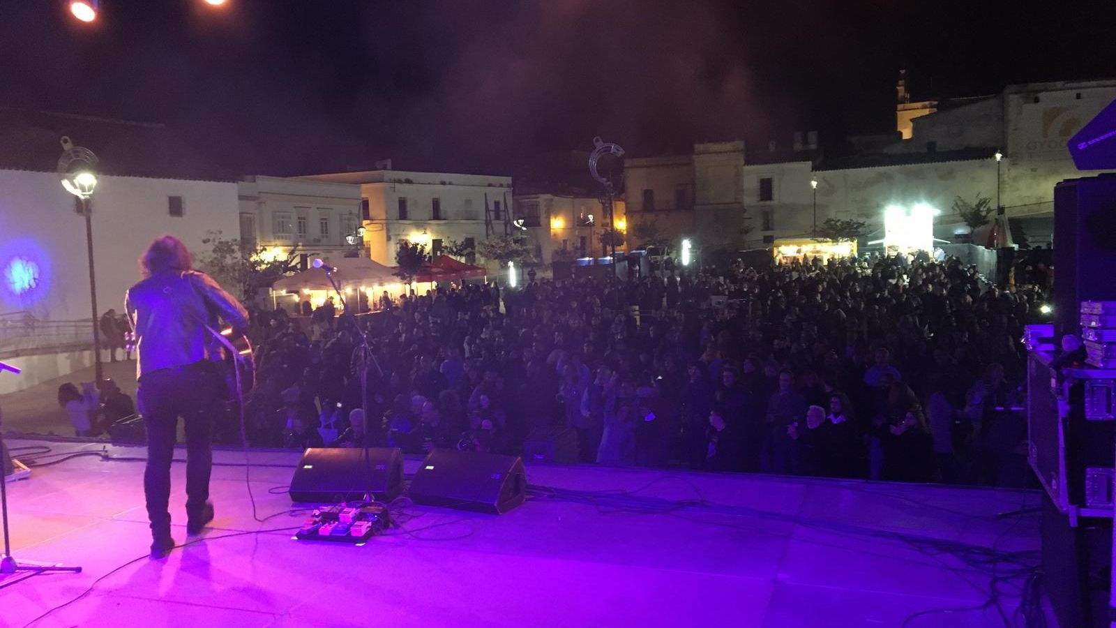 Multitudinario concierto anoche de Los Arizona.