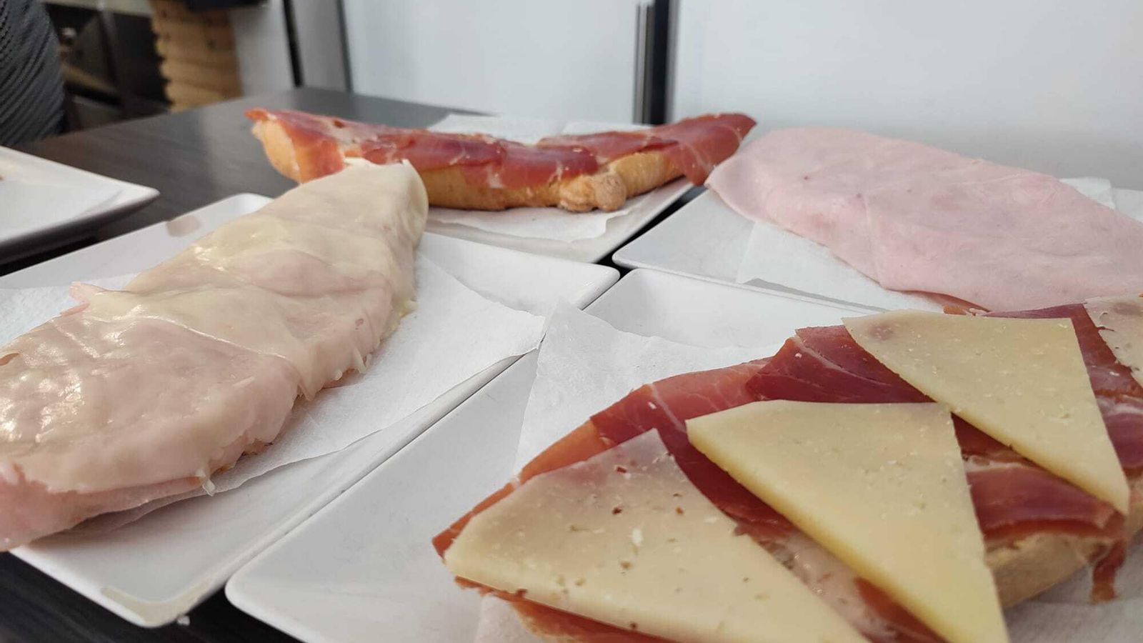 El lugar ofrece una gran variedad de tostadas.