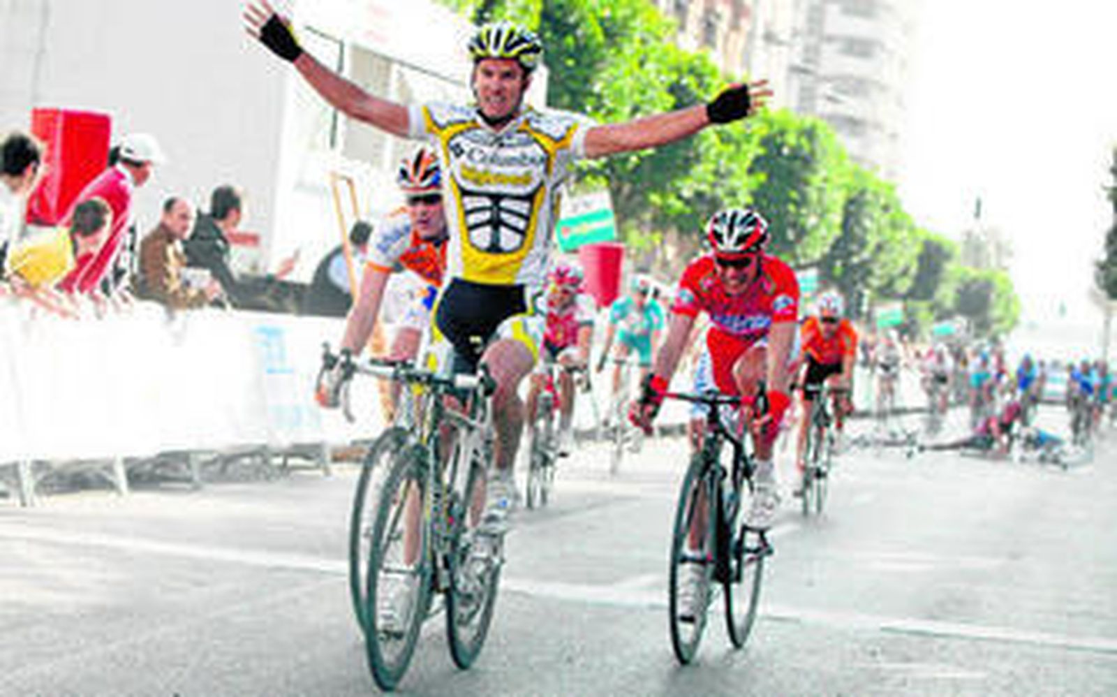 Últimos dos sprints en Almería, con victorias para Haedo (arriba) y Henderson (abajo).