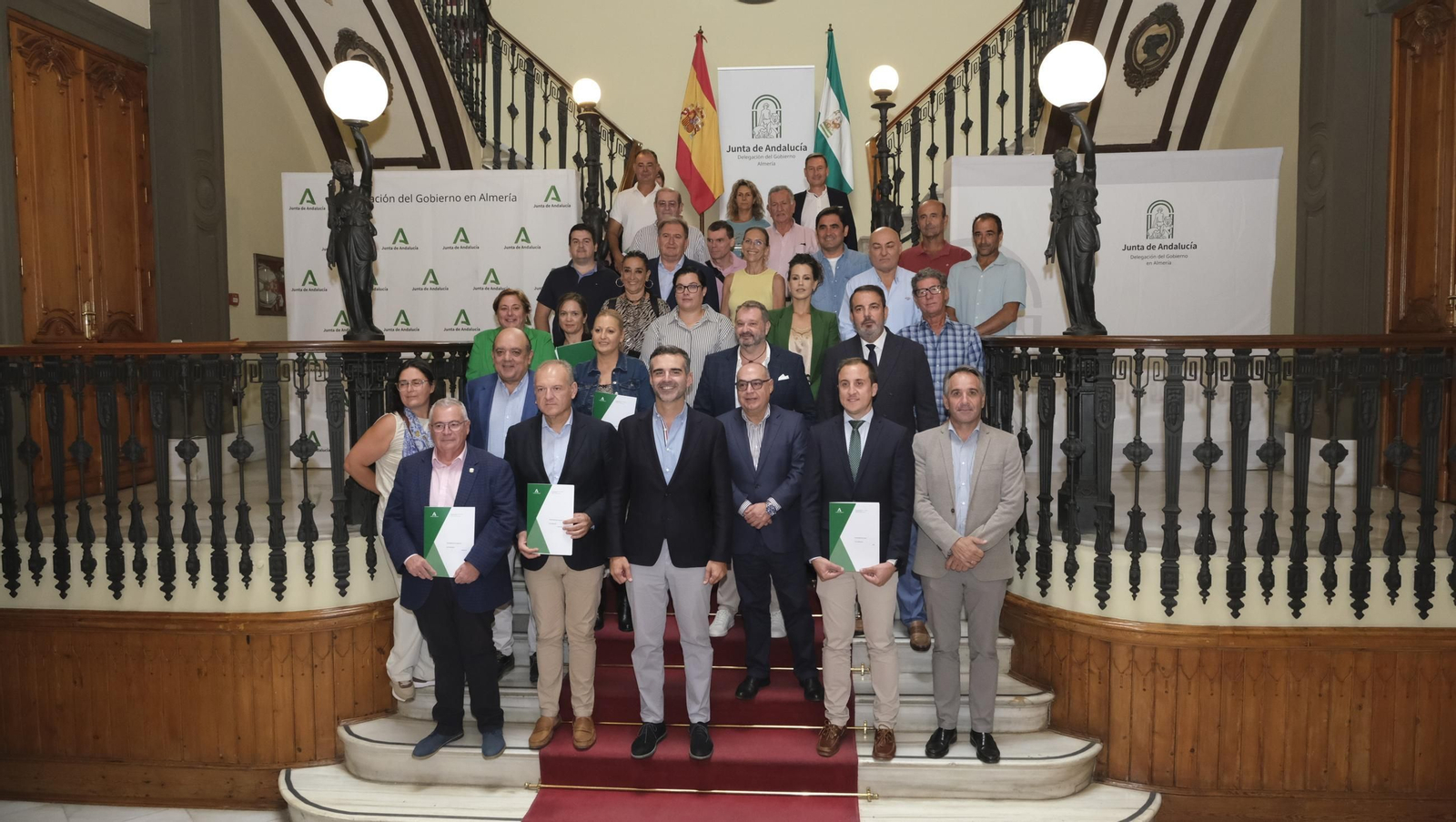 Foto de familia con los subvencionados.