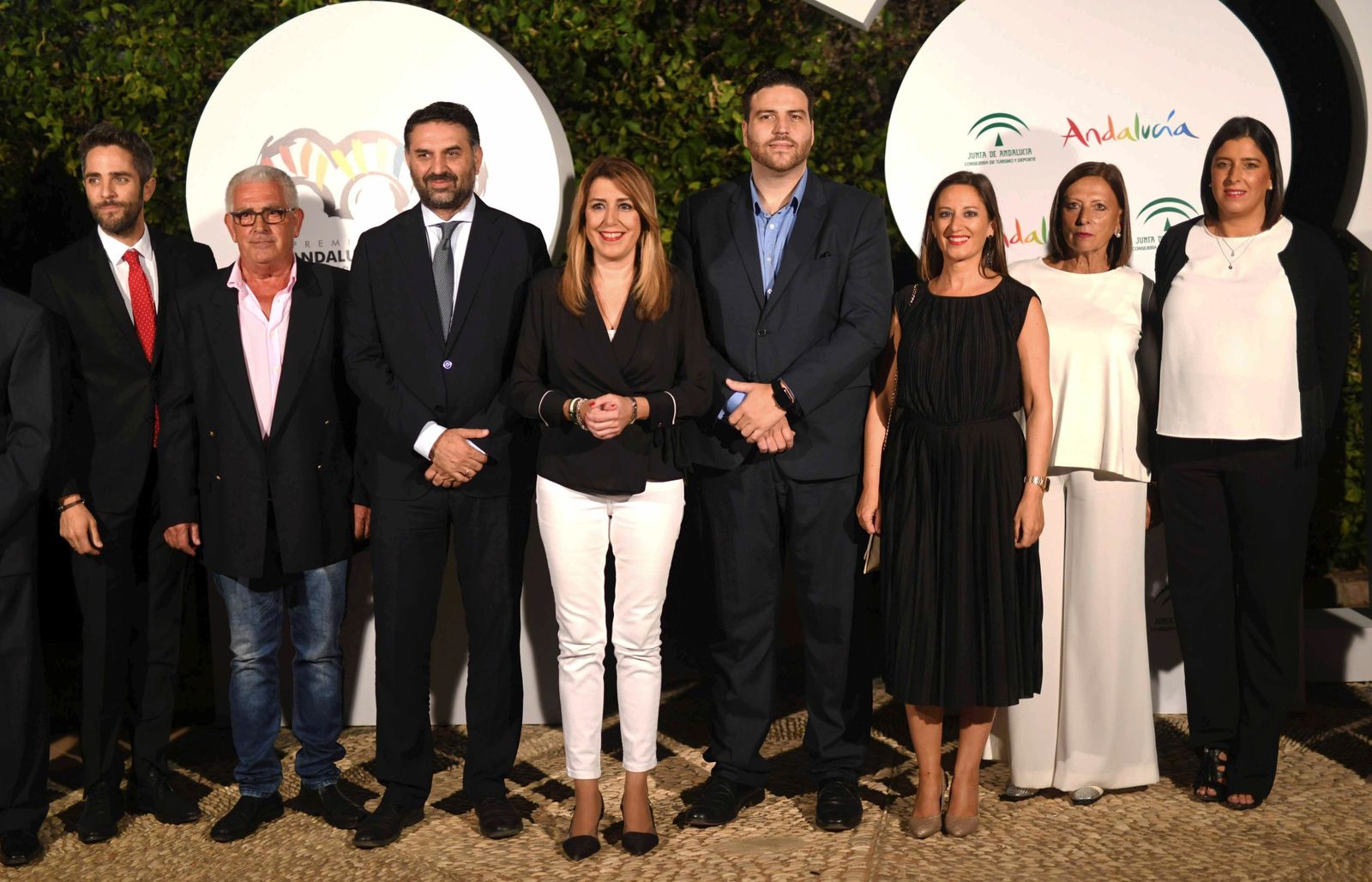 Xanty Elías junto a Susana Díaz y el resto de premiados en la gala.