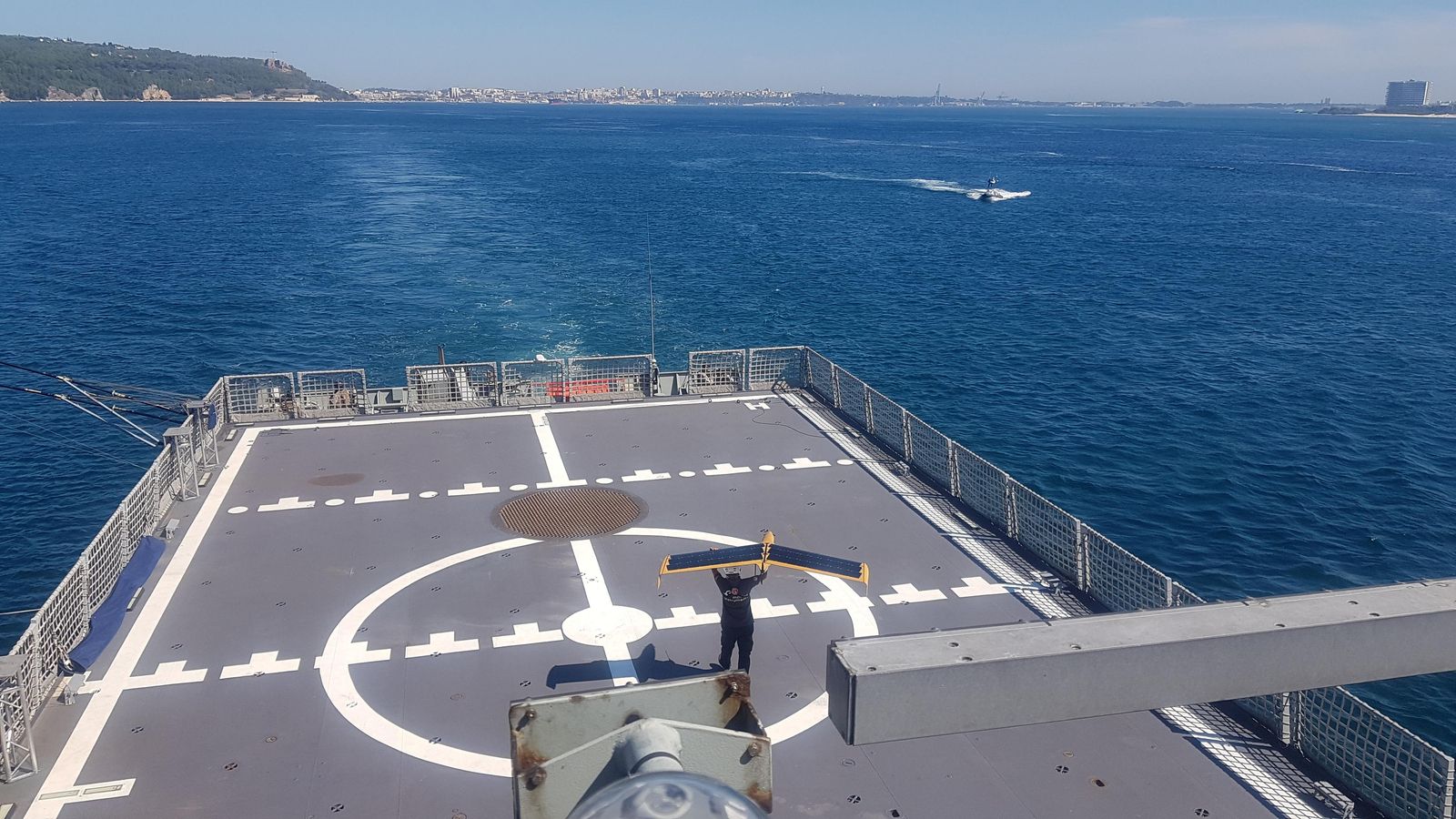 Un operador toma el USV M5D Airfox para su lanzamiento desde la cubierta del BAM 'Furor'.