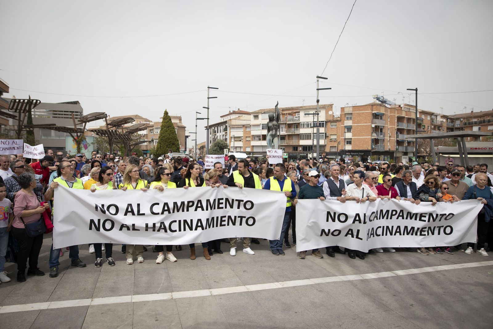 Las imágenes de la manifestación contra el centro de inmigrantes frente a la Base Aérea