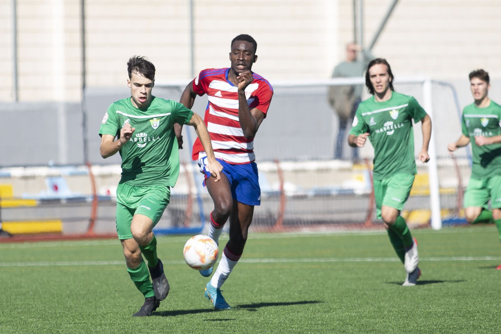 Eghosa persigue a un rival.