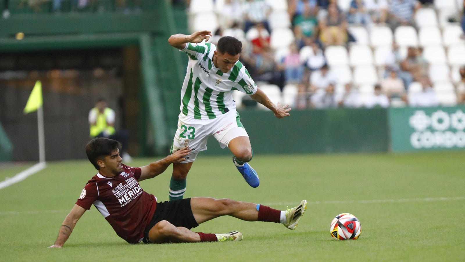 Carracedo intenta superar a un jugador del Mérida en el partido de la primera vuelta en El Arcángel.