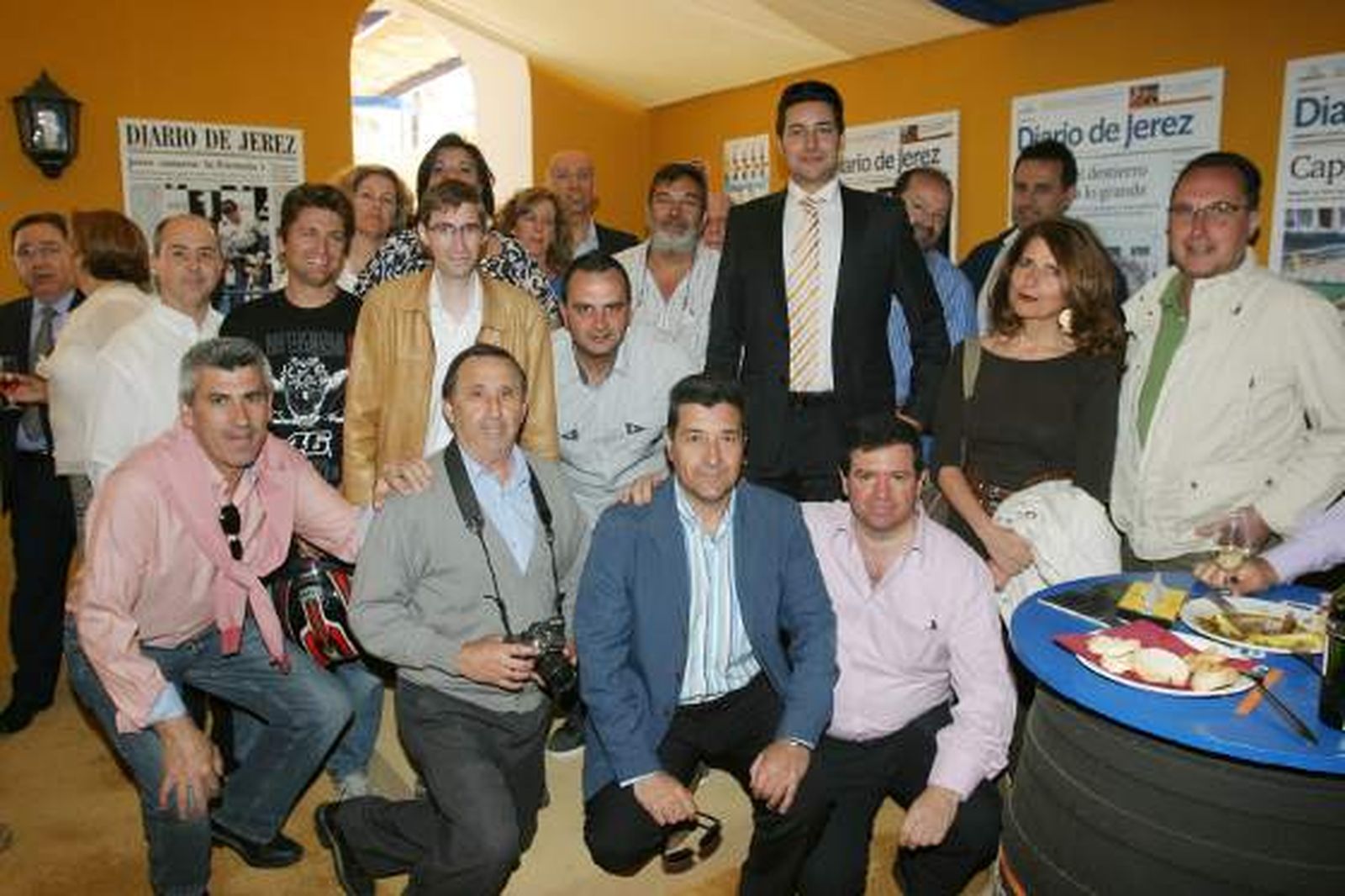 La Asociación Profesional de Fotógrafos y Vídeos de Jerez, junto a su presidente Juan Daniel Carretero, ayer durante una visita a la caseta del Diario.

Foto: Vanesa Lobo