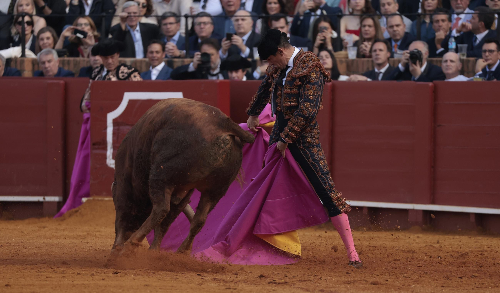 Las imágenes de los toros en Sevilla con Morante de la Puebla, José María Manzanares y Talavante