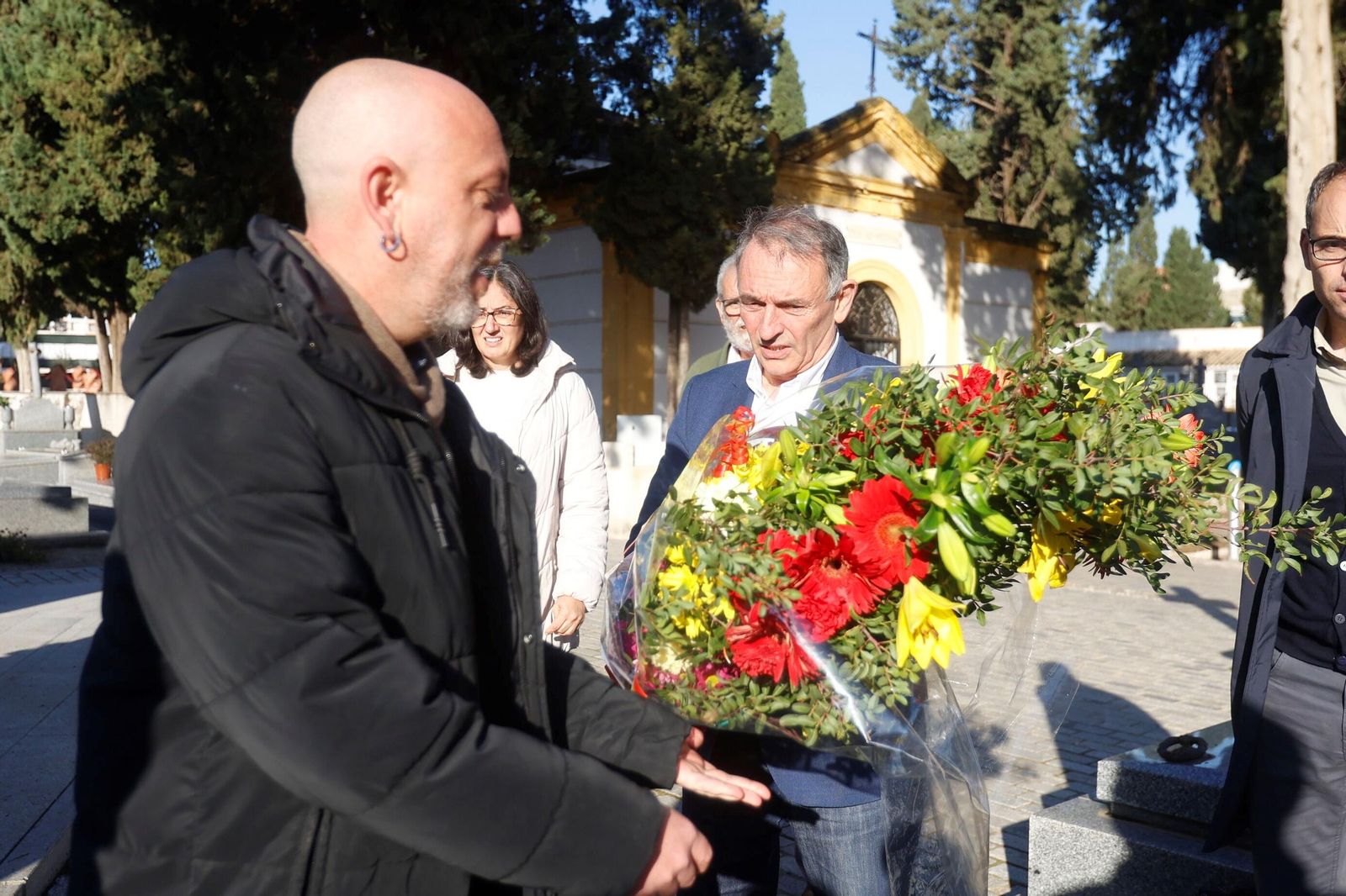 La ofrenda floral a las víctimas del franquismo con motivo del 50 aniversario del fin de la dictadura, en imágenes