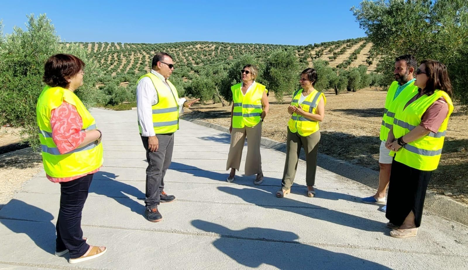 Visita de la delegada de Agricultura, Soledad Aranda, al camino rural Cobela-Pleito en Lahiguera.