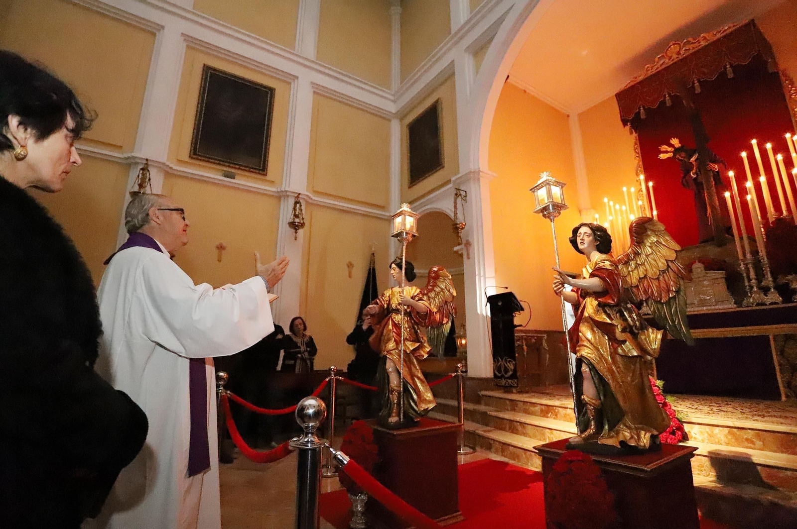 Imágenes de la presentación de dos ángeles ceriferarios en la Hermandad del Calvario