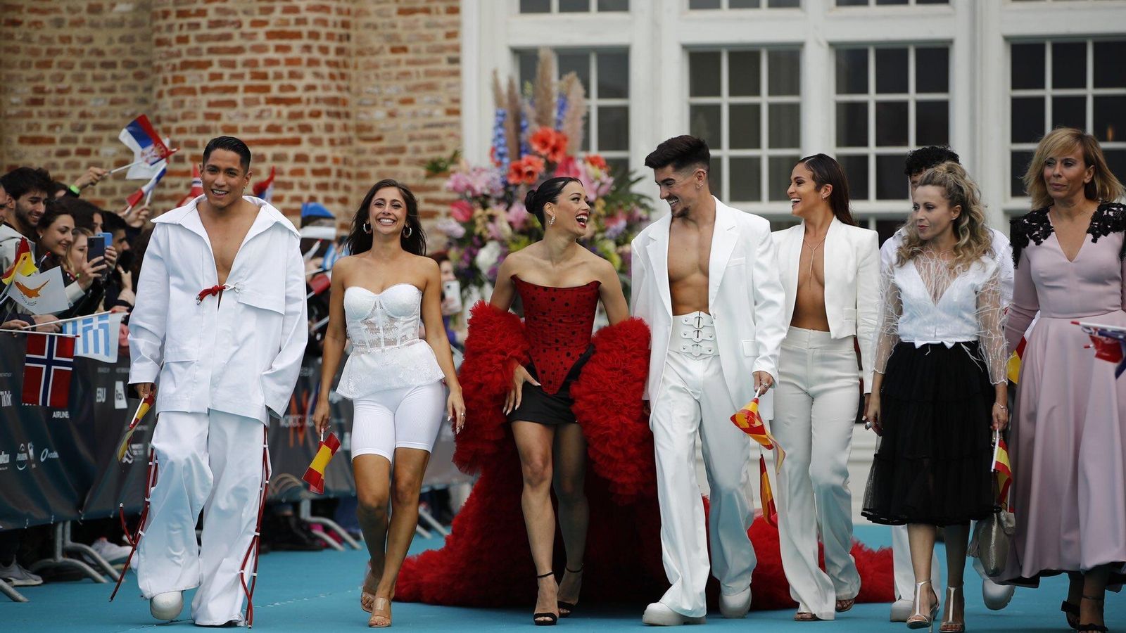 Chanel y su modelo, entre sus baiarines y la jefa de la delegación, Eva Tovar