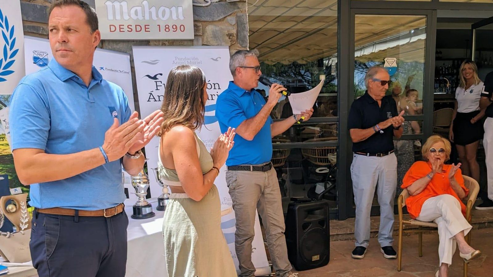 Acto de entrega de trofeos en el torneo. Acto de entrega de trofeos en el torneo.