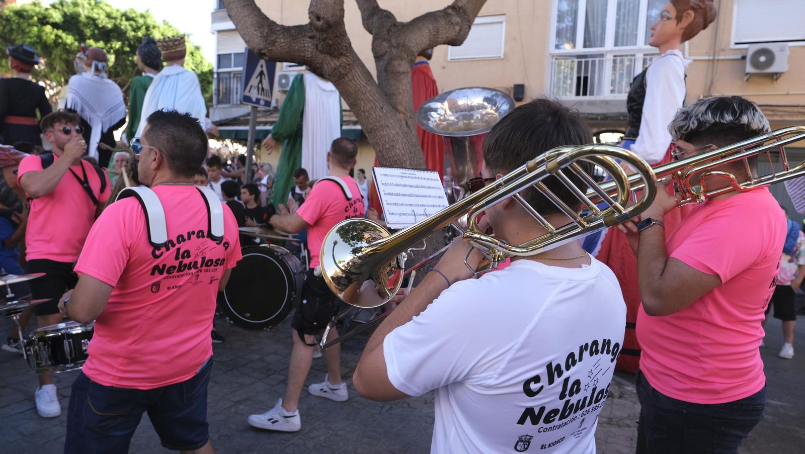 Gigantes y cabezudos en la Feria de Almería 2024, en imágenes