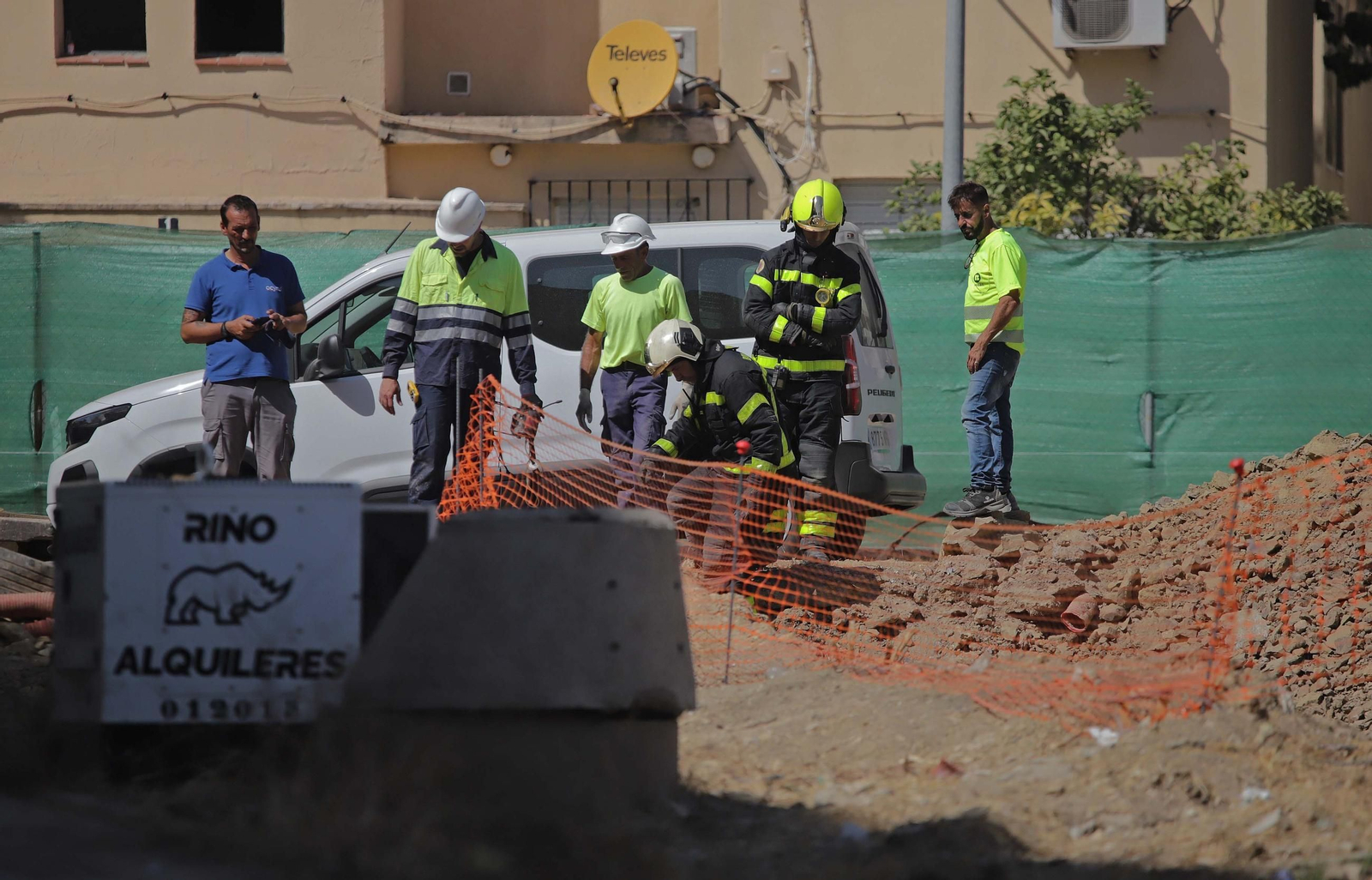 Fotos del escape de gas natural provocado por la rotura de una tubería en las obras anexas al hotel AC en Algeciras