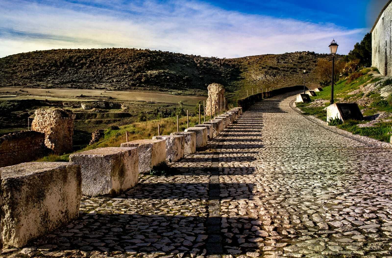 Al fondo, la Sierra del Becerrero.