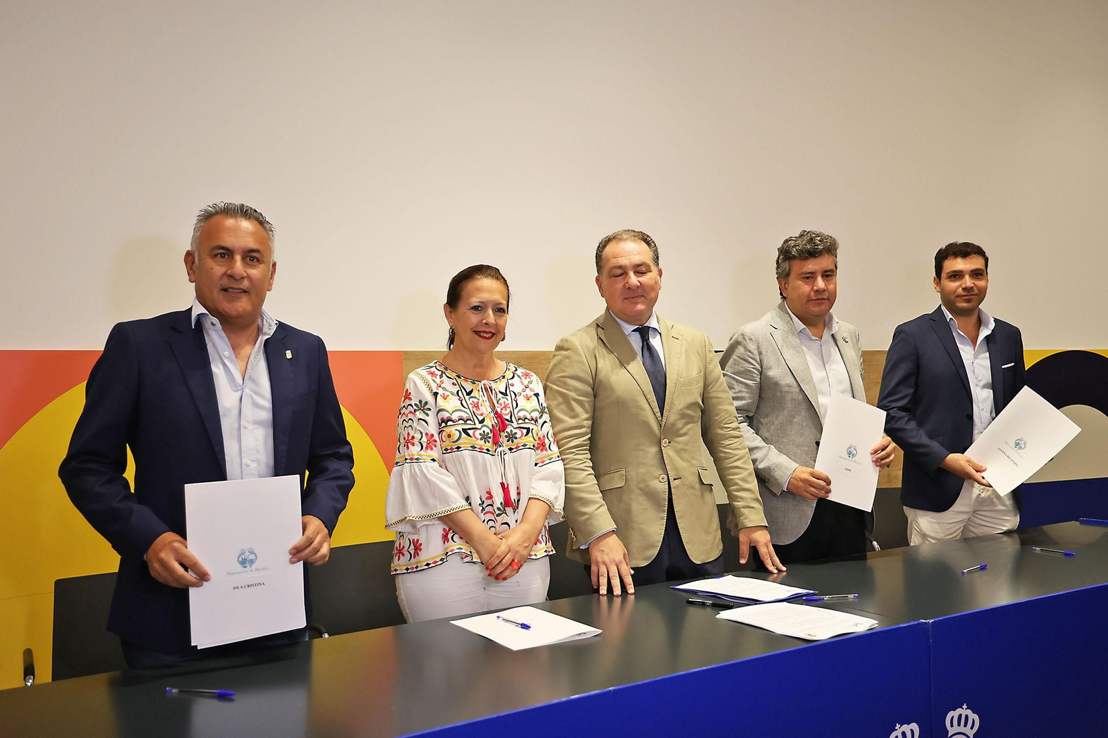 Imágenes de la firma con alcaldes de 34 municipios los convenios del programa 'Tu Diputación Invierte'