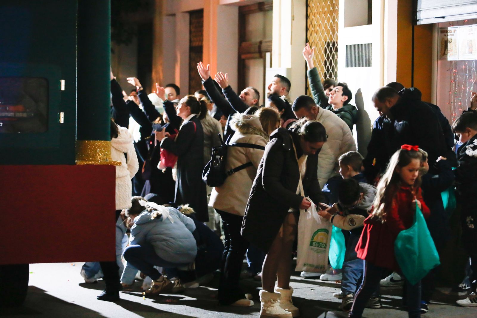Búscate en las fotos de la cabalgata de Reyes Magos 2026 en Los Barrios