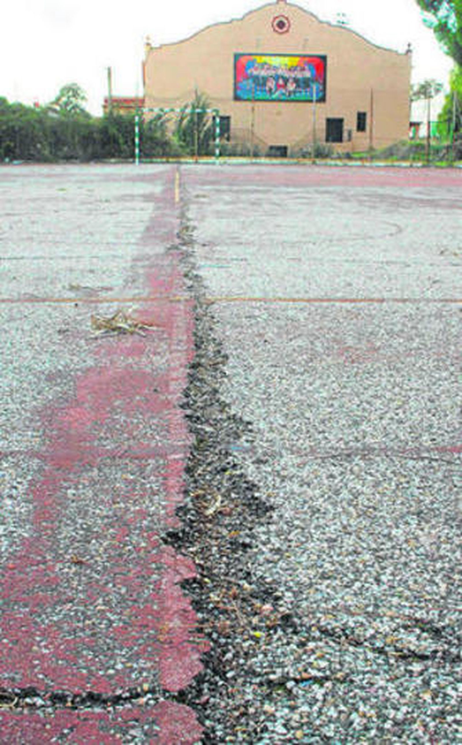 Abandonado entre ruinas y escombros