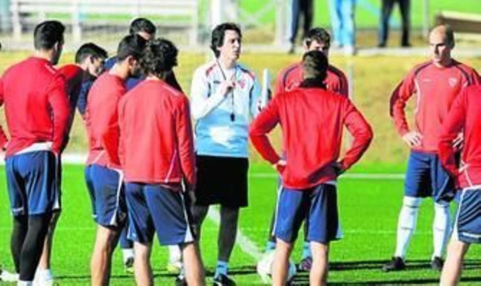 El nuevo entrenador del Sevilla, Unai Emery, se dirige a sus futbolistas sobre el césped de la ciudad deportiva.