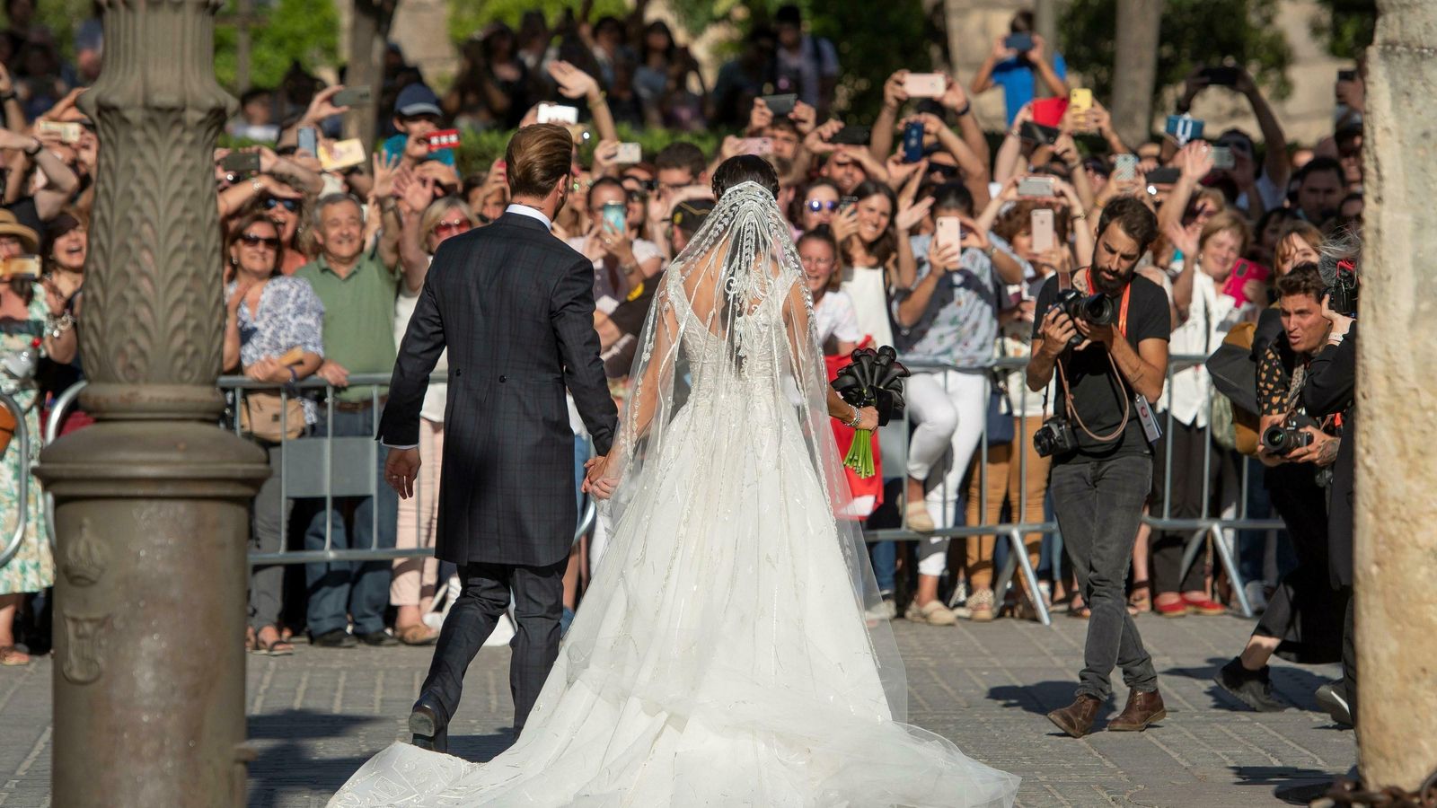 Numerosos ciudadanos esperaron para ver a la pareja tras darse el 'sí quiero'. Numerosos ciudadanos esperaron para ver a la pareja tras darse el 'sí quiero'.