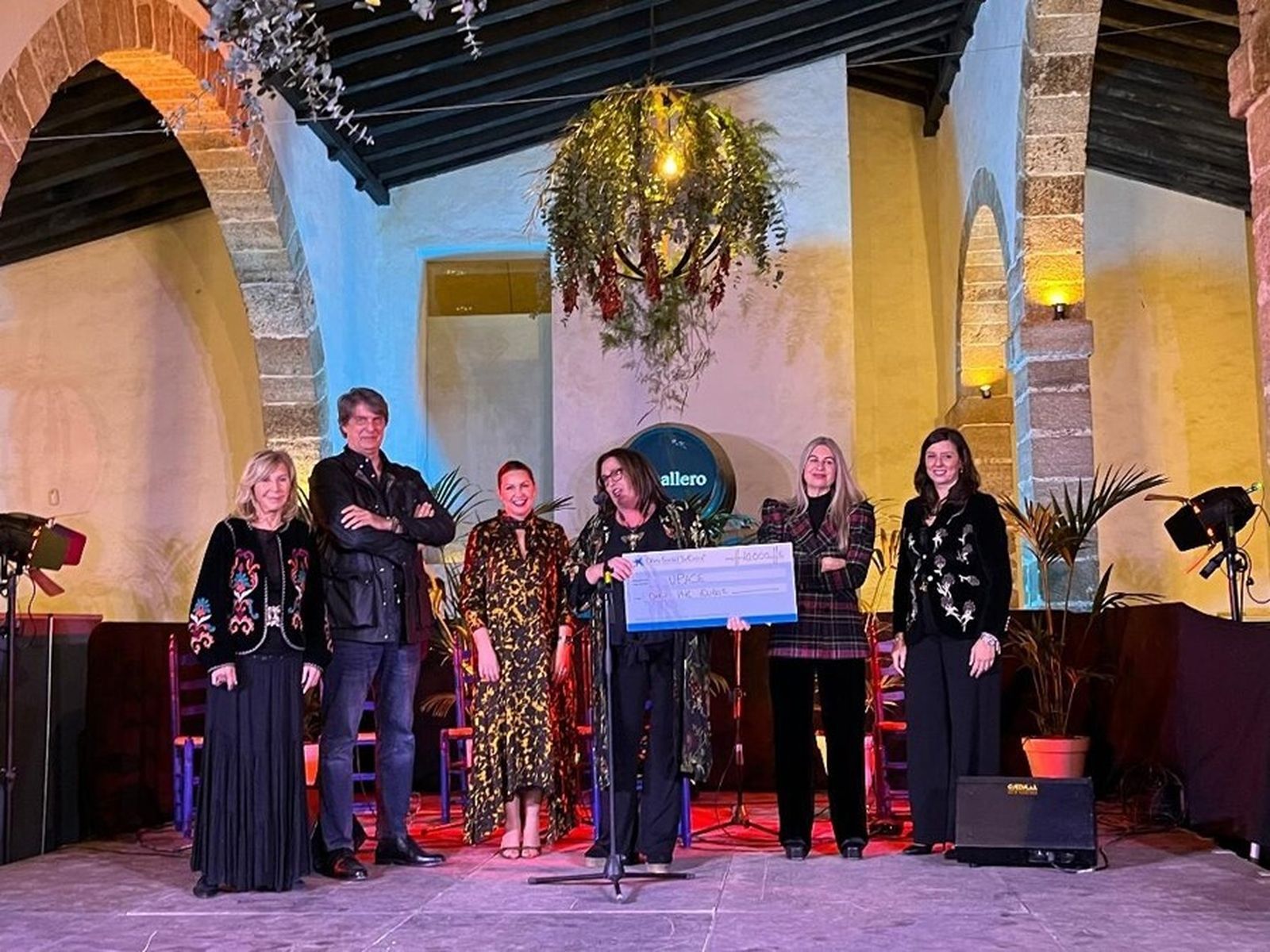 Concha Baras durante la entrega del donativo con César de Diego, Niña Pastori, Ana Lorenzo, May Romero, y Custodia Caballero.