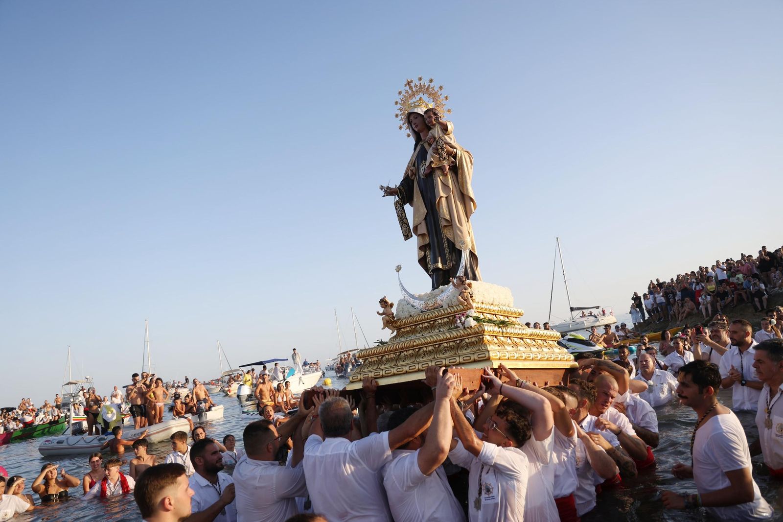 La procesión de la Virgen del Carmen en El Palo, en Málaga, en imágenes